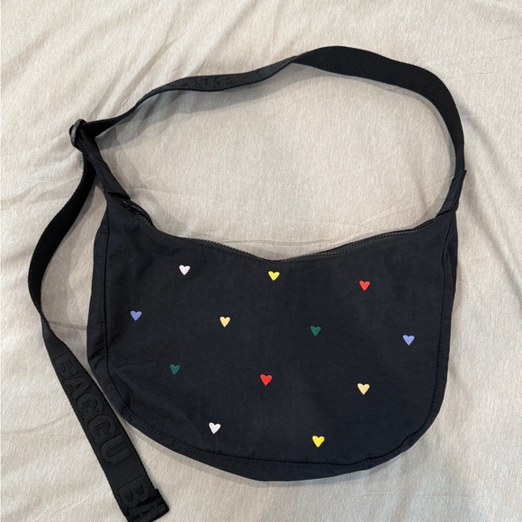 BAGGU Heart Pattern Medium Crescent Bag - Picture 1 of 3